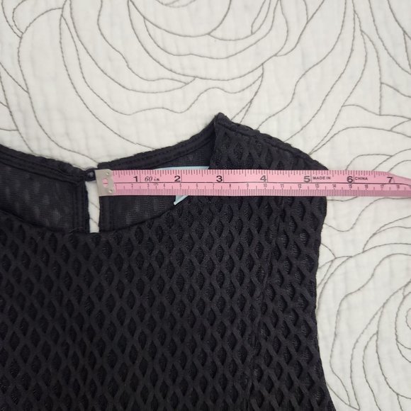 [S] She & Sky Black Sleeveless Crop Top - Picture 9 of 9
